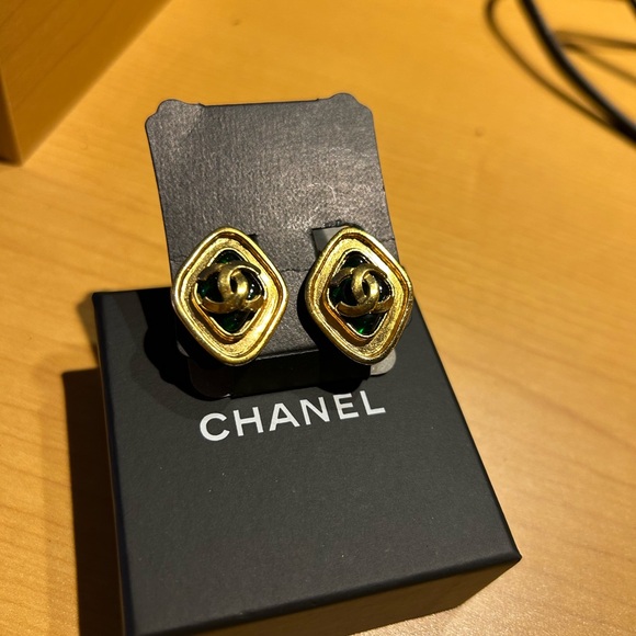 šAuth CHANEL CC Gold Earrings Green stoneš - Picture 2 of 4